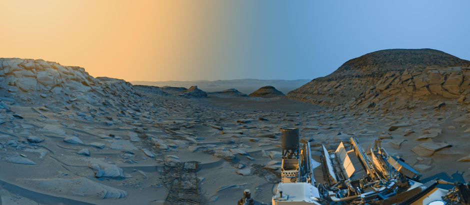 El rover Curiosity Mars de la NASA usó sus cámaras de navegación en blanco y negro para capturar panoramas de "Marker Band Valley" en 2 momentos del día el 8 de abril. Se agregó color a una combinación de ambos panoramas para una interpretación artística.
- NASA/JPL-CALTECH